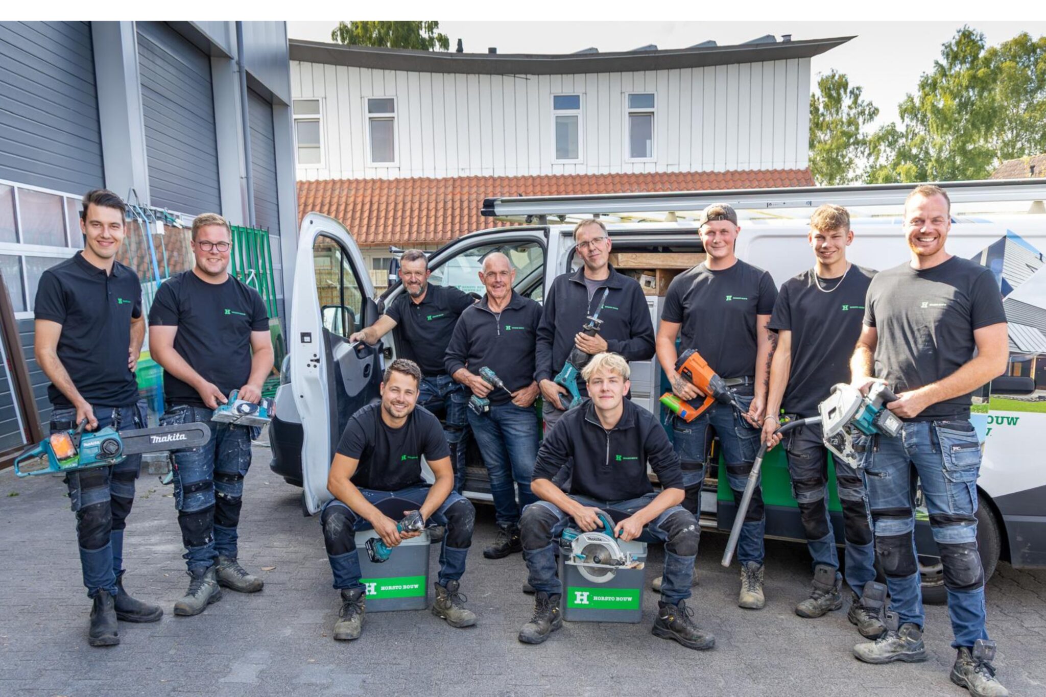 Team Horsto Bouw met allemaal gereedschap zoals een zaag, boormachine, hamers en andere timmerman- en bouwgereedschappen